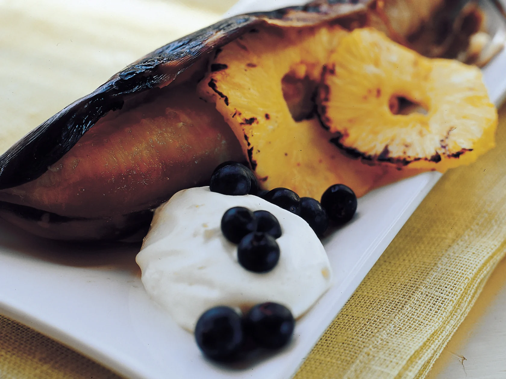 Grillatut banaanit ja valkosuklaa-mustikkavaahto