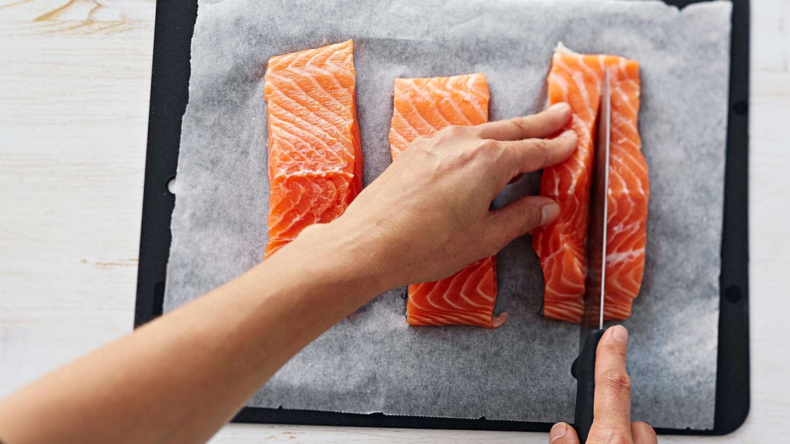 Leikkaa filee neljäksi palaksi. Viillä palat pystysuunnassa keskeltä halki nahkaan asti.