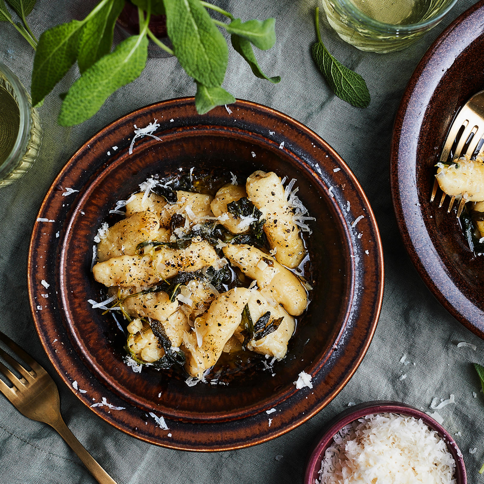 Juuresgnocchit ja salvia-voikastike