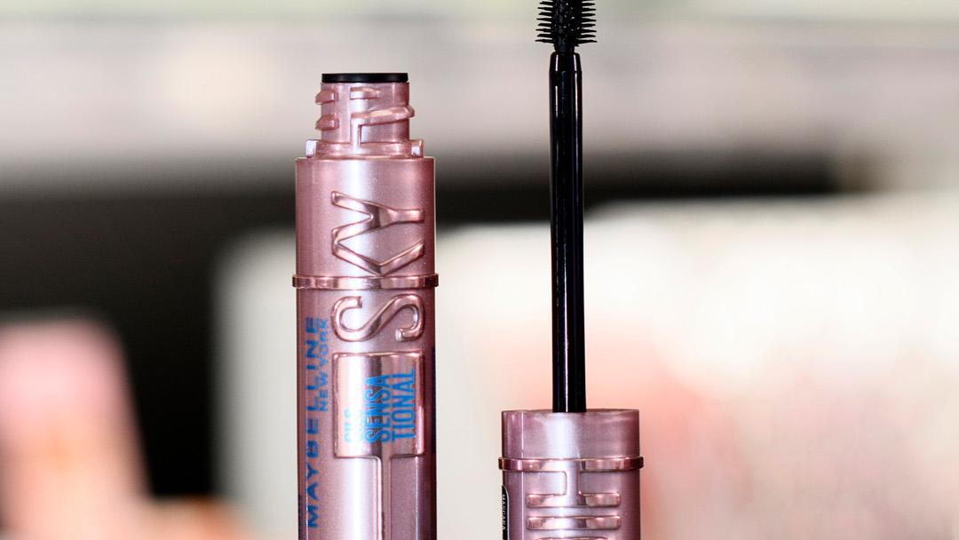 Maybelline New York Lash Sensational Sky High -ripsiväri kuvattuna hohtavan kankaan päällä.