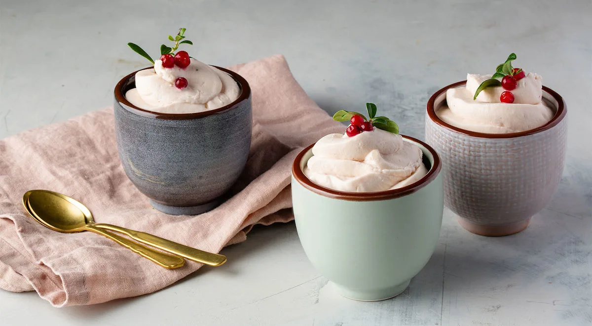 Puolukka-valkosuklaamousse