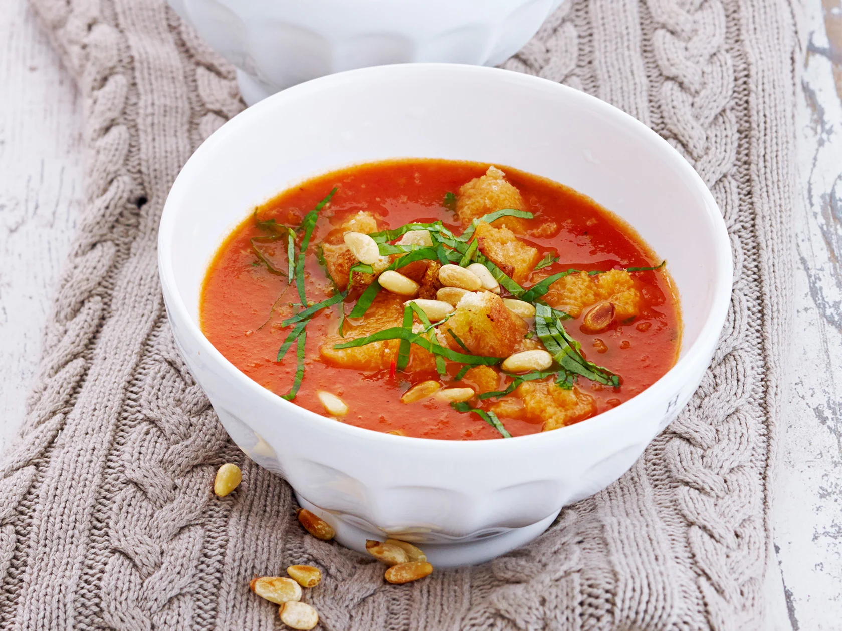 Tuoretomaatti-basilikakeitto