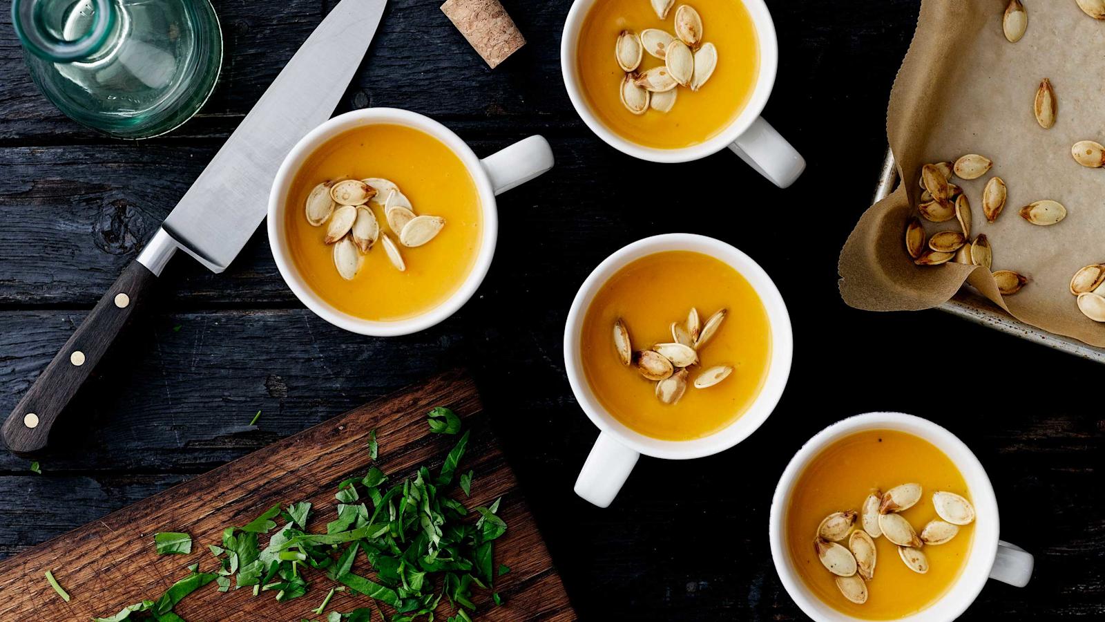 Samettinen myskikurpitsakeitto koristeltu kurpitsansiemenillä