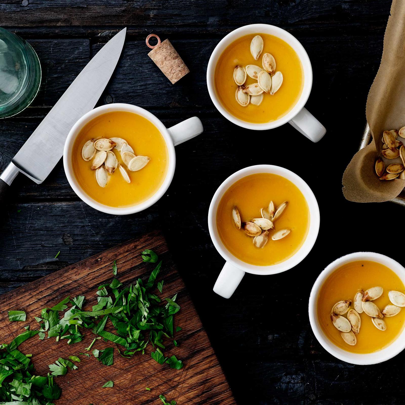 Samettinen myskikurpitsakeitto koristeltu kurpitsansiemenillä