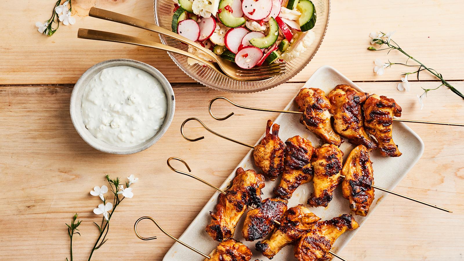 Grillatut wingsit, sinihomejuustodippi ja kukkakaalisalaatti