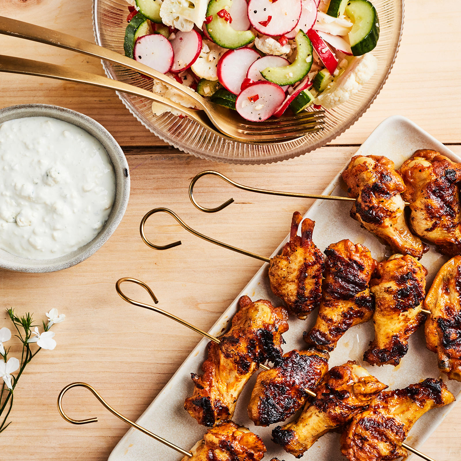 Grillatut wingsit, sinihomejuustodippi ja kukkakaalisalaatti