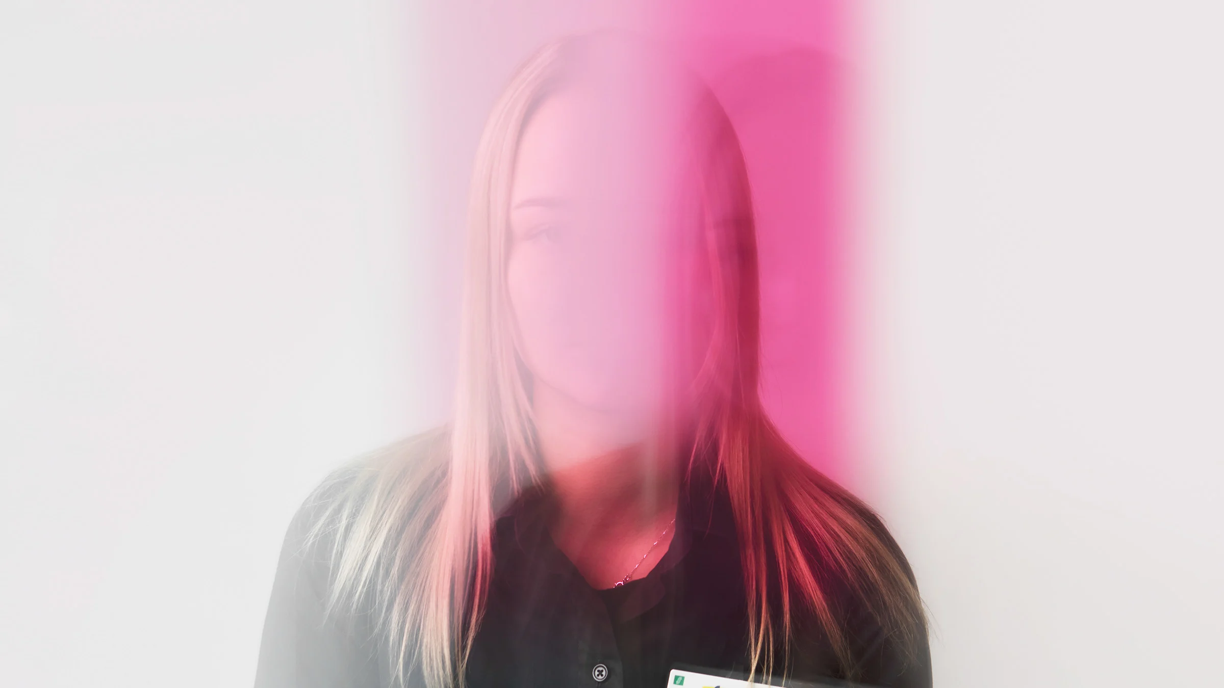 Henkilö, jonka kasvot on sumennettu pinkillä.