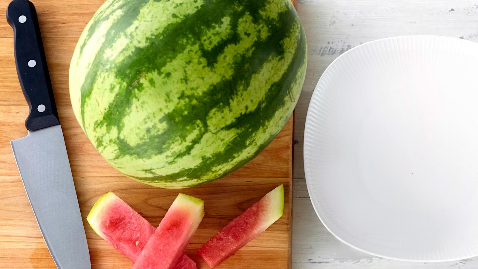 Vesimelonin leikkaaminen