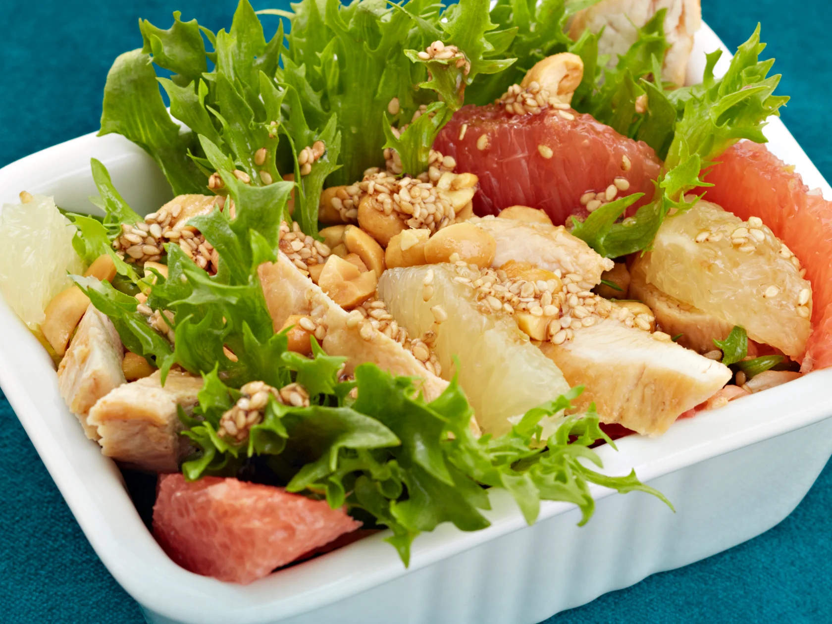 Itämainen greippi-broilerisalaatti