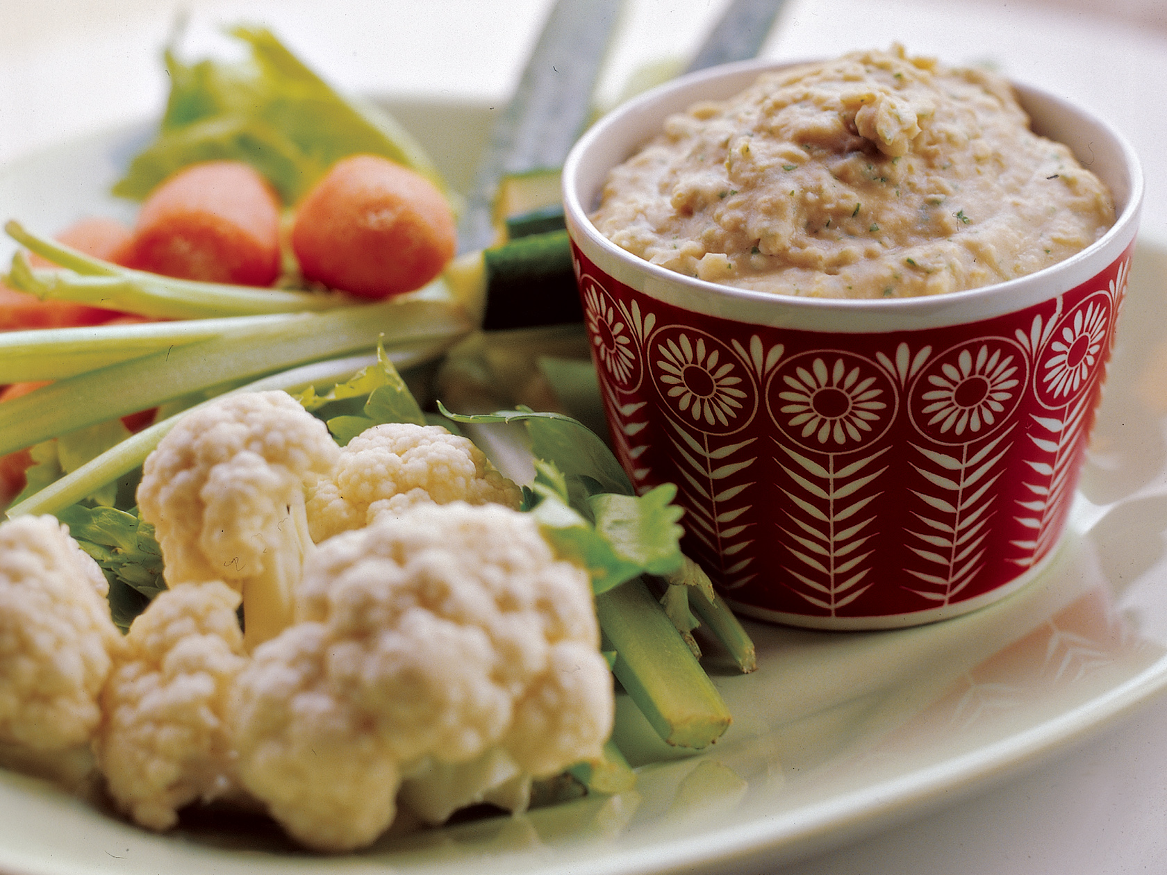 Papu-oliividippi ja naposteluvihannekset