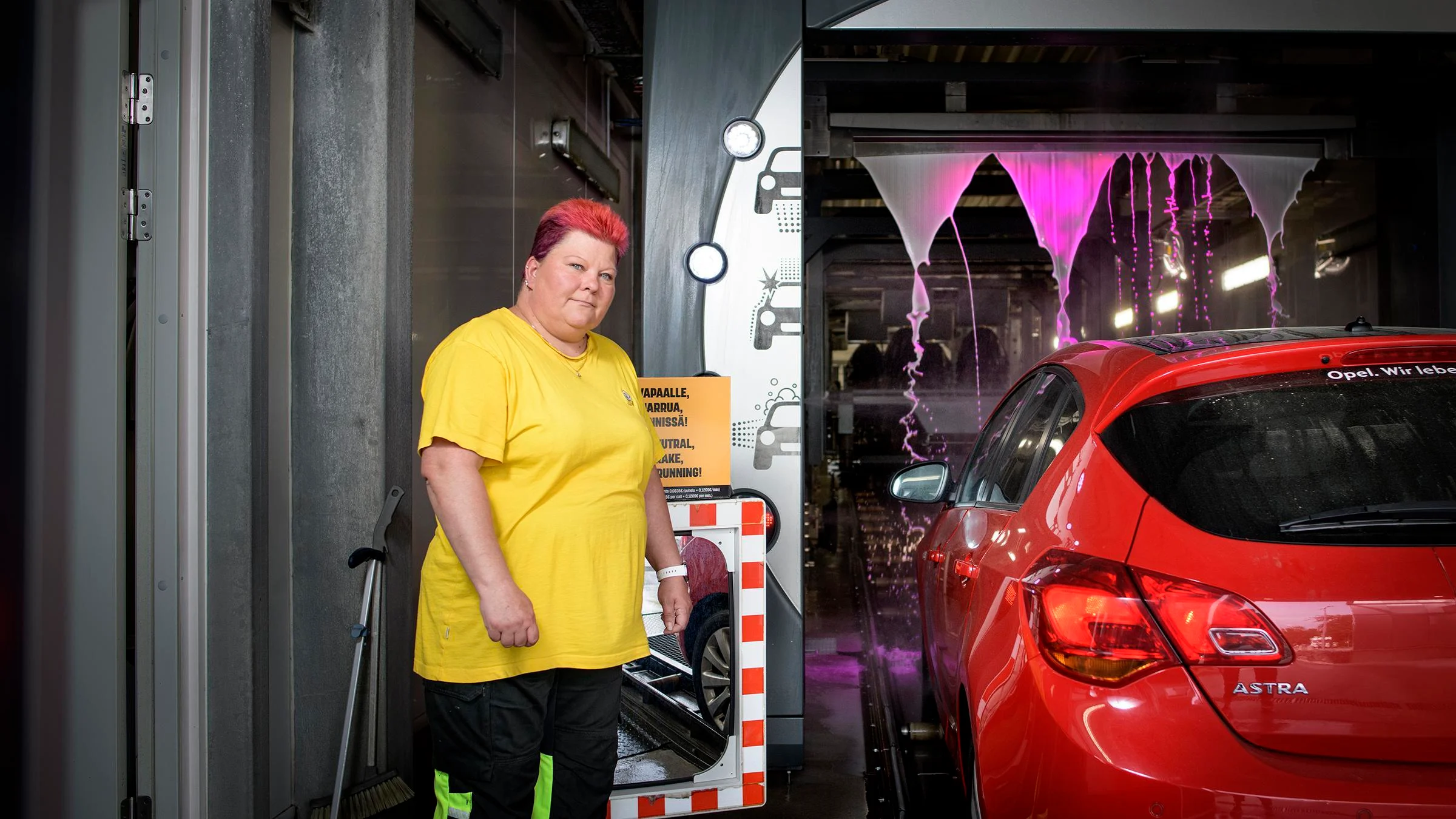 Miia Vihannan mukaan autopesulan kiireisimmät sesongit ovat maalis-huhtikuu ja marras-joulukuu, jolloin tiellä on kuraa, räntää ja suolaa.