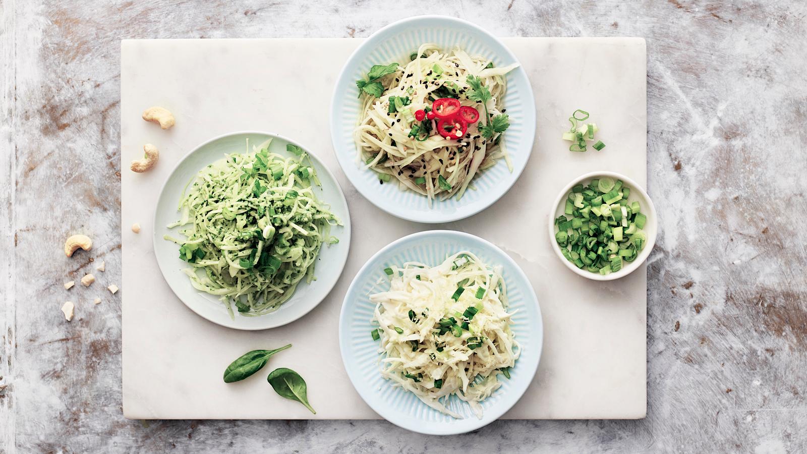 Coleslaw kolmella tavalla: green goddess -kaalisalaatti, piparjuuri-kaalisalaatti ja aasialainen seesami-kaalisalaatti