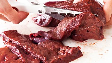 Saksi maksa ohuiksi viipaleiksi. Poista suonikohdat. Kuivaa palat talouspaperilla.