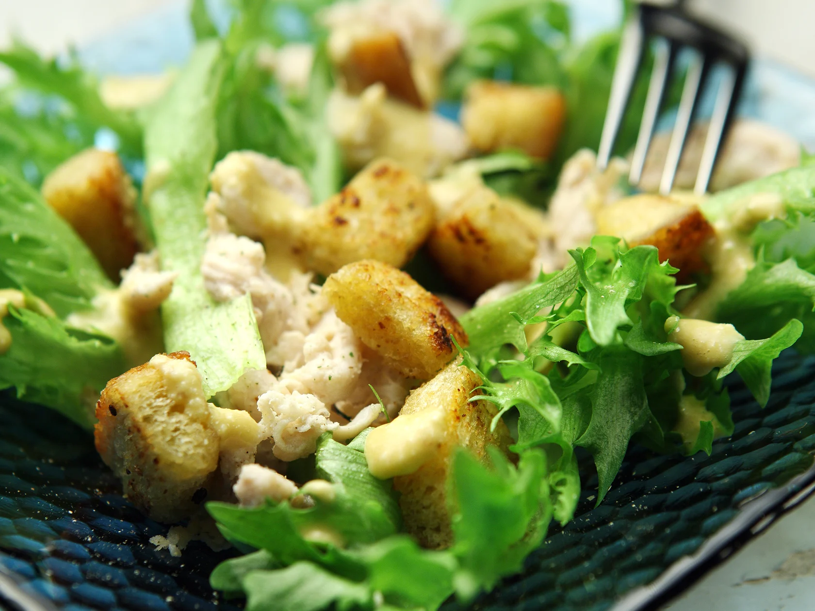 Broileri-ceasarsalaatti