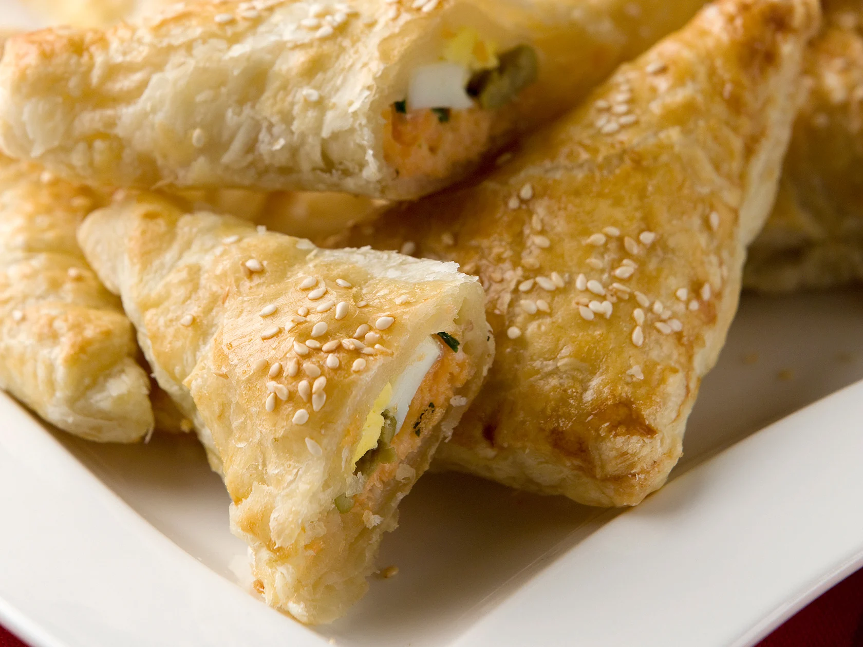 Lohipasteijat lehtitaikinasta