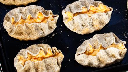 Paista piirakoita 275-asteisen uunin keskitasolla noin 10 minuuttia. Älä käytä pellillä leivinpaperia.