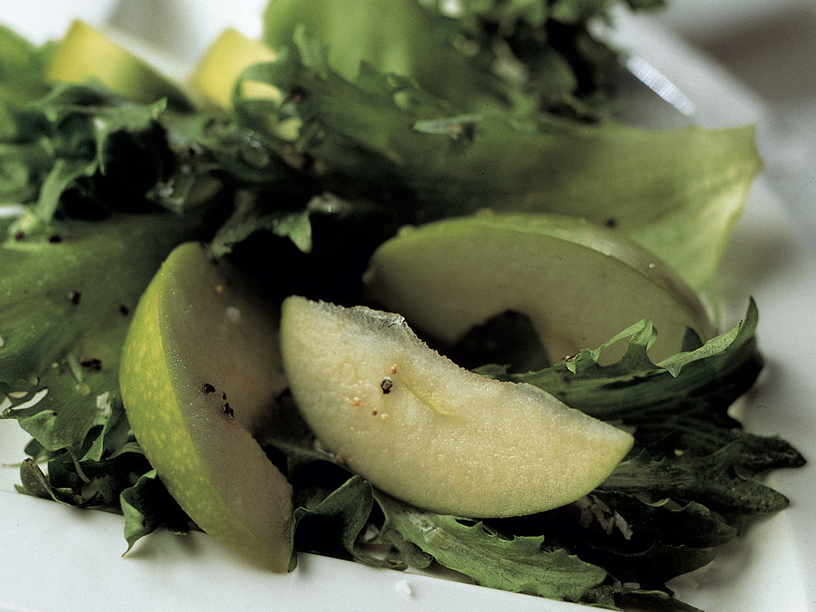 Vihreä omenasalaatti ja kastike