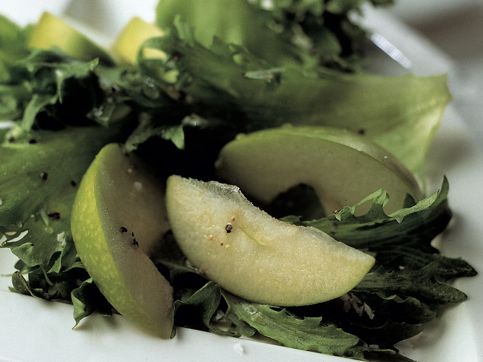 Vihreä omenasalaatti ja kastike