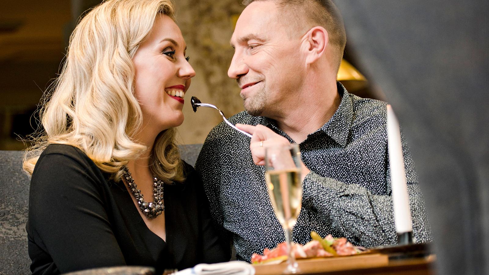 Fysioteraupeutti Kira Floman-Andersson sai vinkkejä arkityylin muuttamiseen juhlatyyliksi Yhteishyvän muuttumisleikissä elokuussa 2016.
