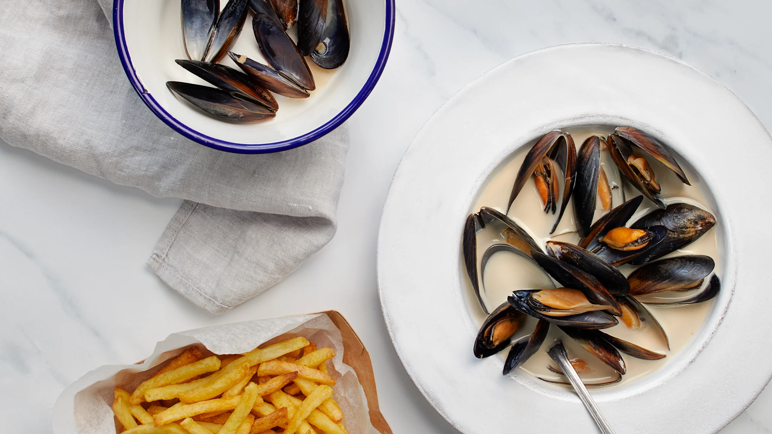 Sinisimpukat ja ranskalaiset herkkutwistillä