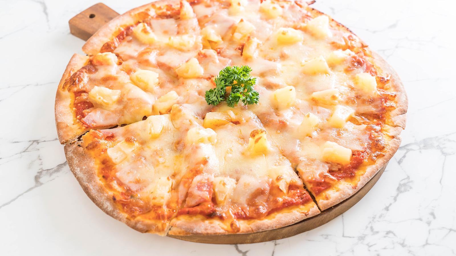 Suolainen kinkku ja makea ananas on suomalaisille tuttu yhdistelmä.