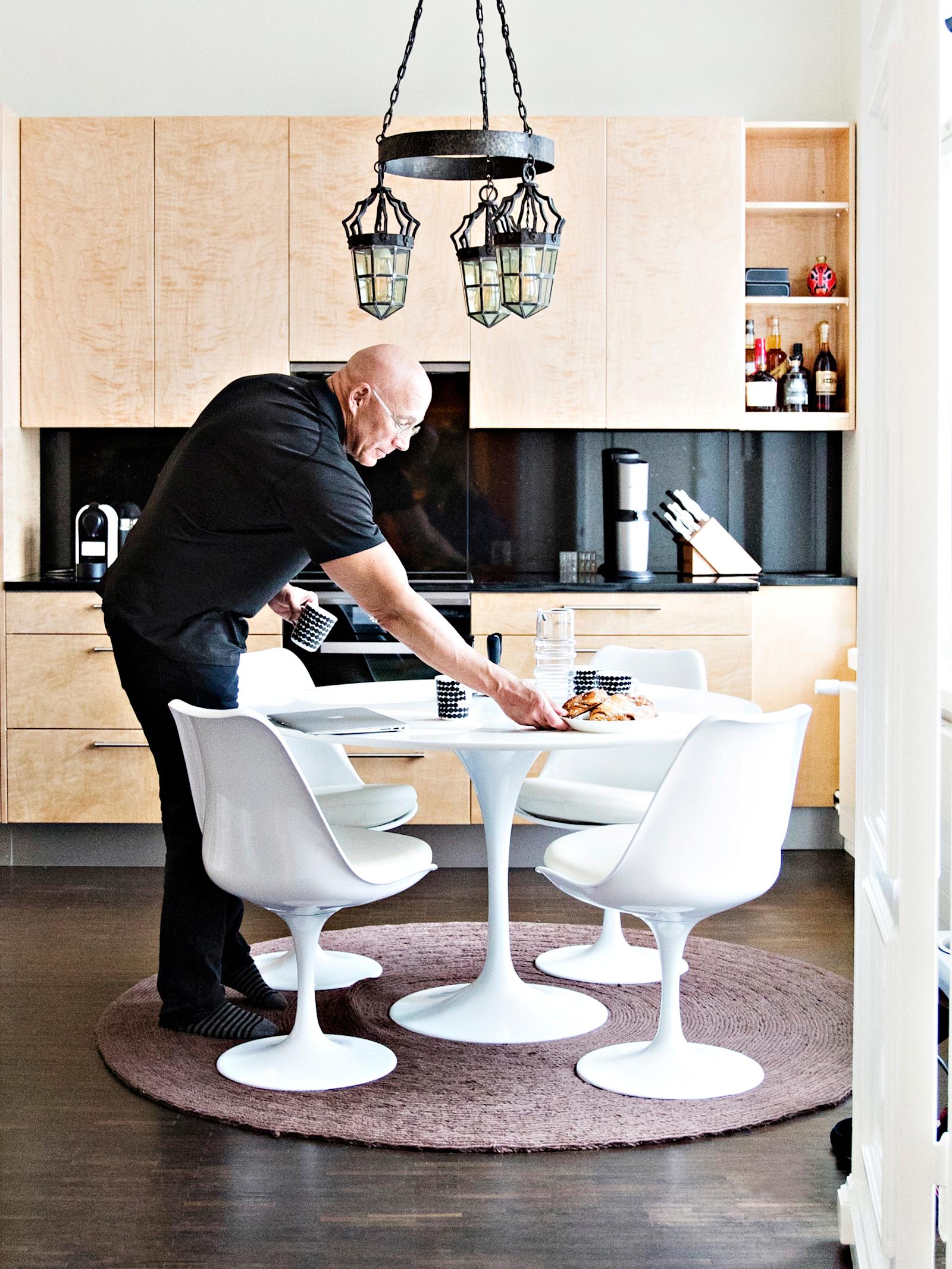 Keittiössä on aina kehonrakentajan eväitä: proteiinijauhetta, ravintolisiä, tuoreita marjoja ja banaania. Kaapit ovat loimukoivuiset.