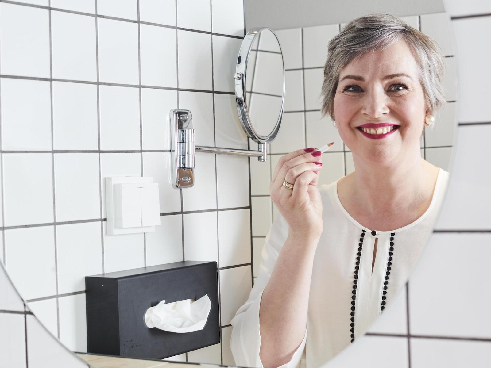Punaiset huulet piristävät mustavalkoisen asun. Sifonkimaisen ohut paitapusero on sopivasti juhlava illalliselle ja klassiset helmikorvakorut ovat aina varma valinta. Paita 89,95 e, Gerry Weber. Rannekorut 11,90 e ja korvikset 7,90 e, Korukolmio.