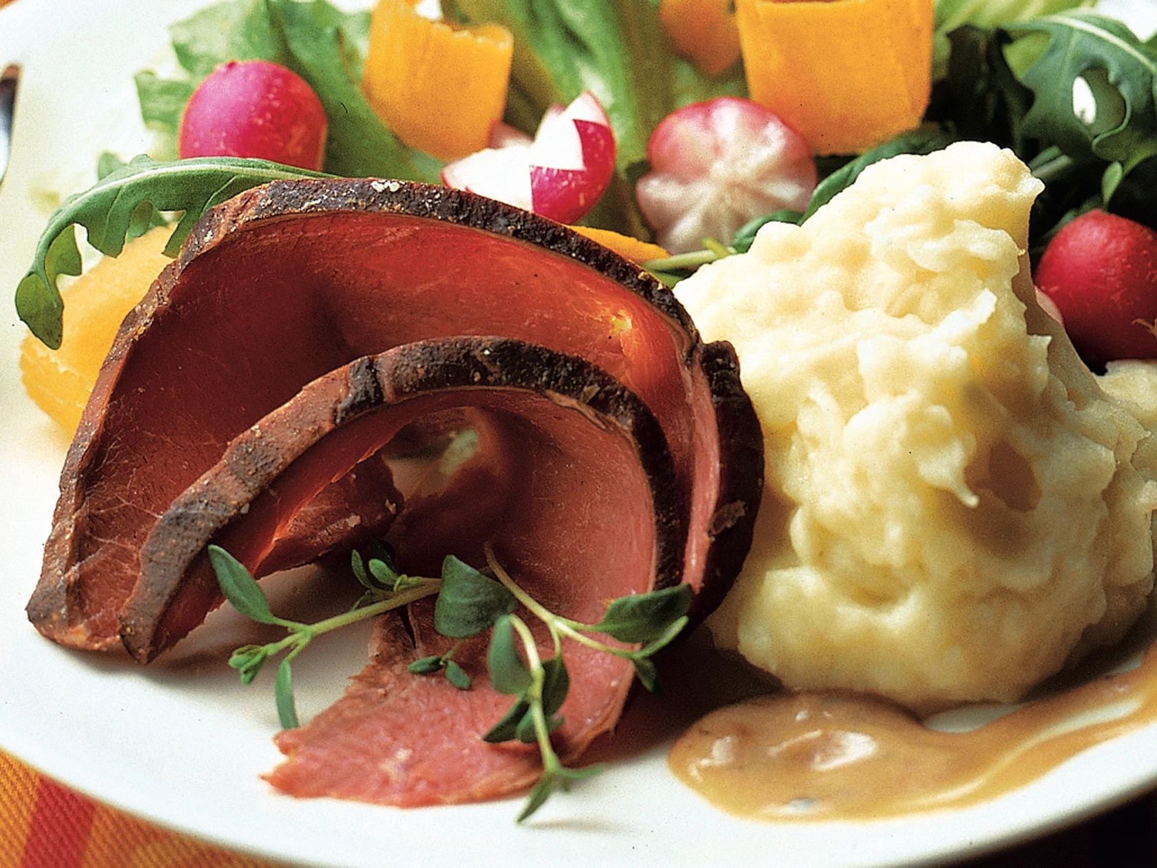 Savulammaspaisti ja balsamiviinietikka-yrttikastike