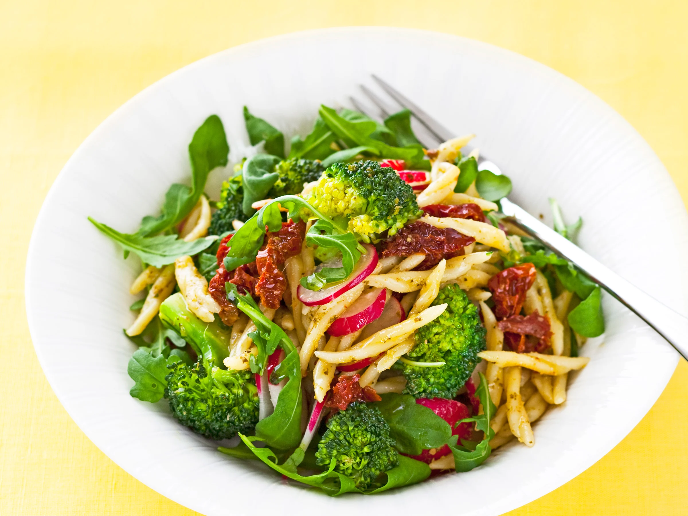 Parsakaali-pastasalaatti