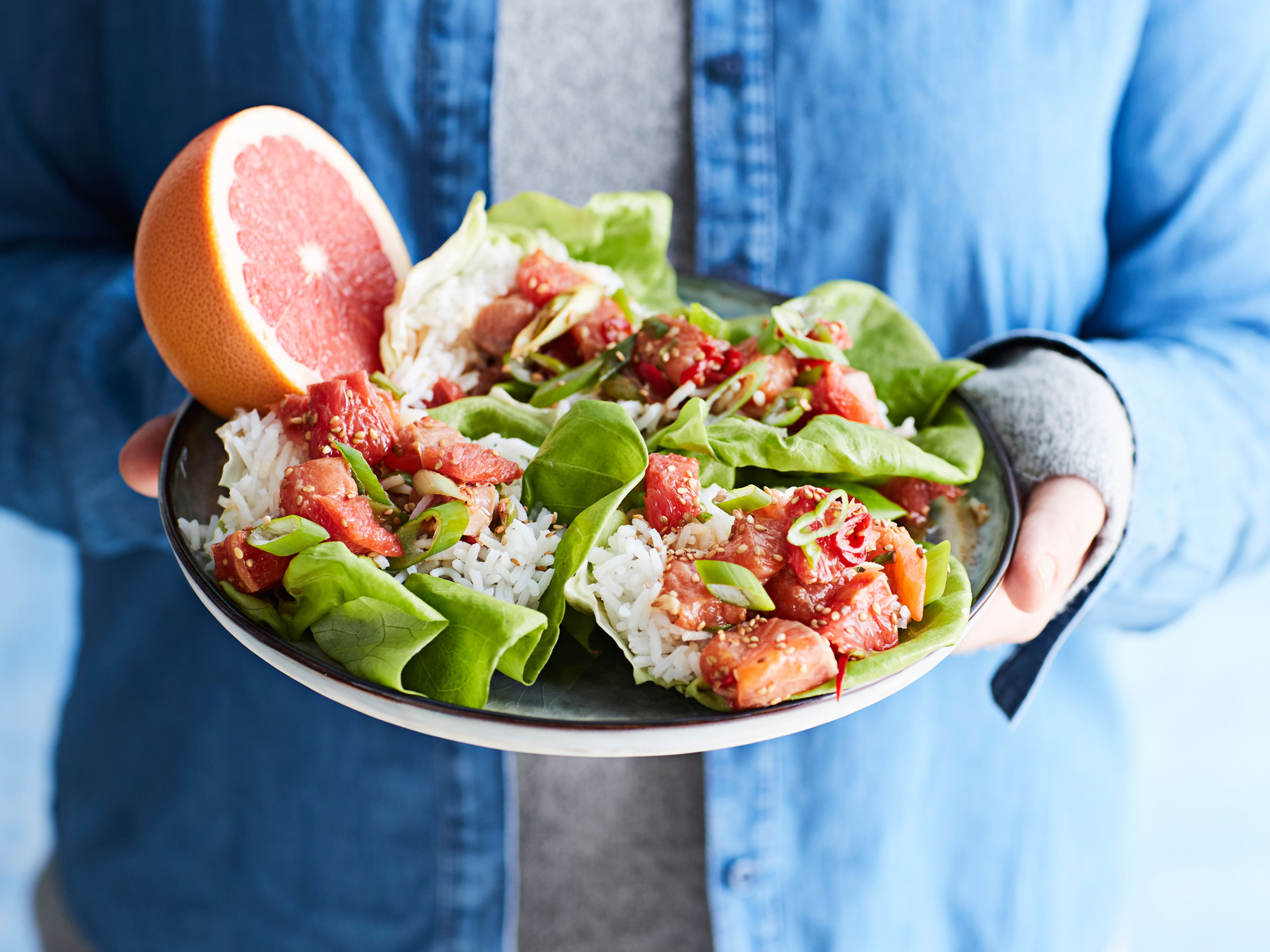 Lohipoke salaattikupissa