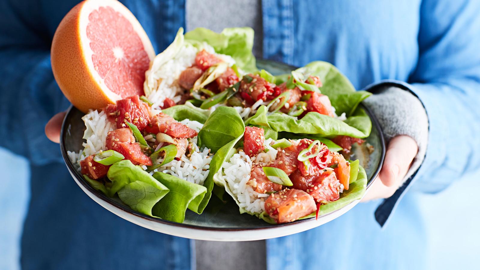 Lohipoke salaattikupissa