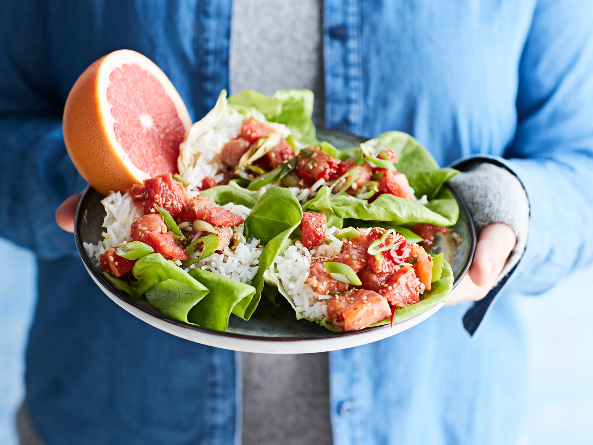 Lohipoke salaattikupissa