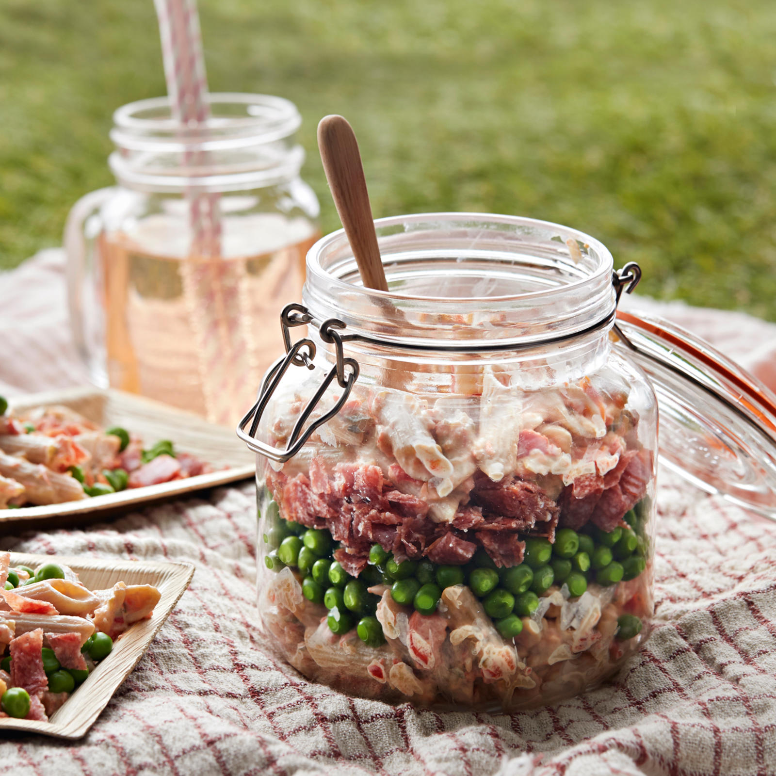 Meetvursti-pastasalaatti