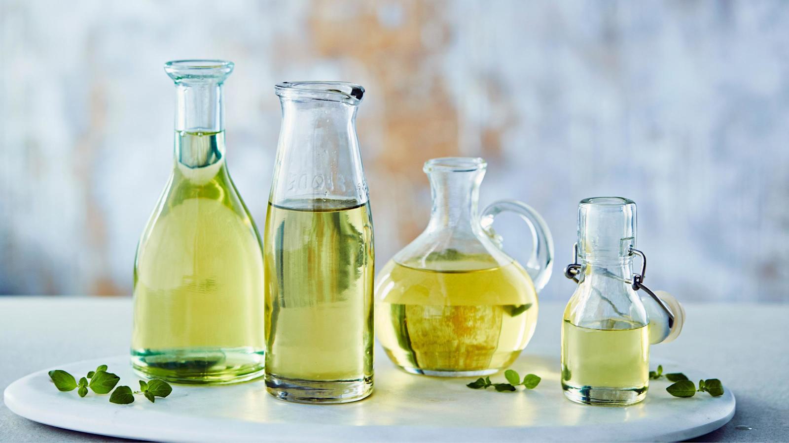 Kauniissa pulloissa on rypsiöljyä.