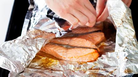 Anna medaljonkien vetäytyä pussissa kymmenisen minuuttia ja avaa pussi varovasti joko käsin tai saksilla.