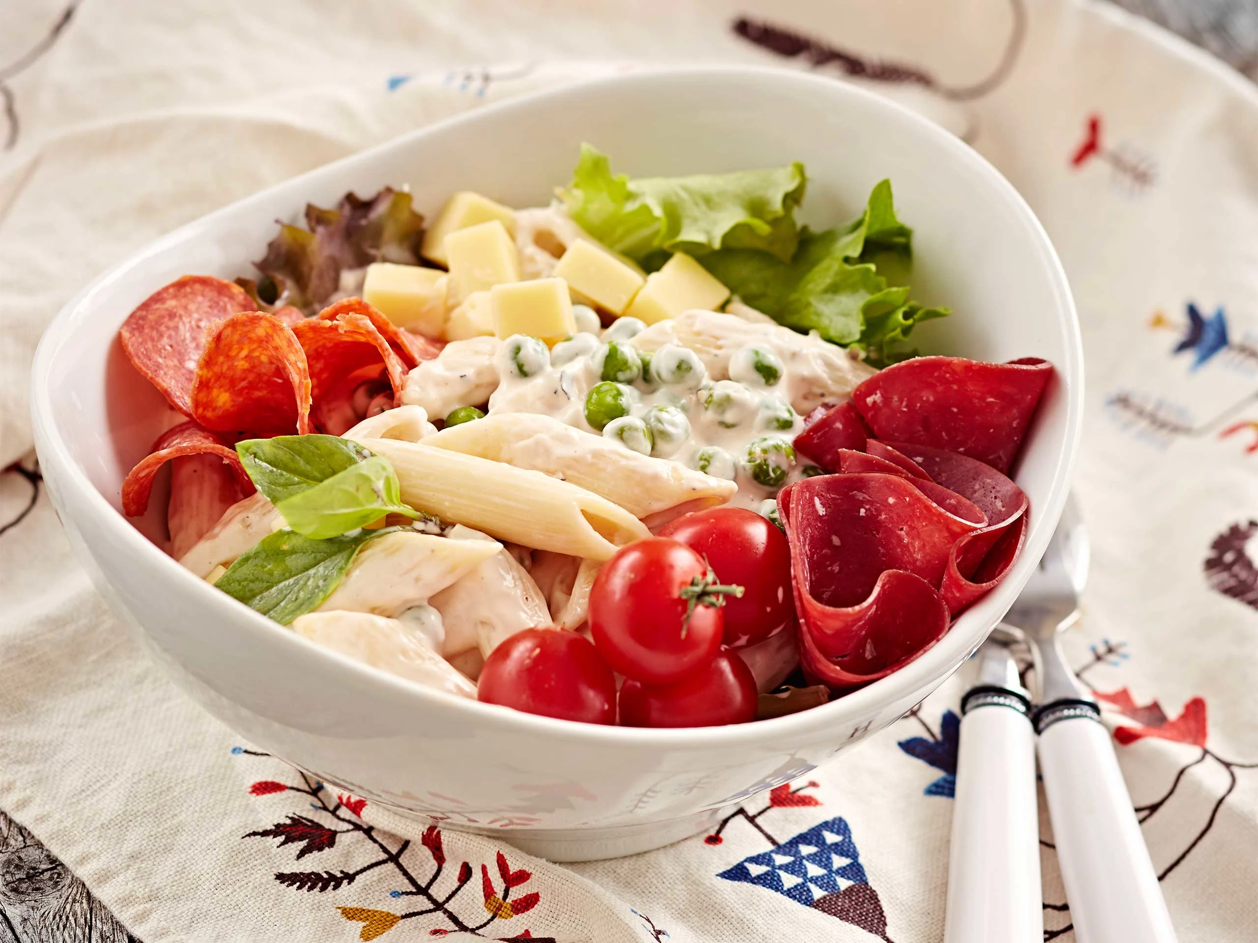 Pasta-leikkelesalaatti