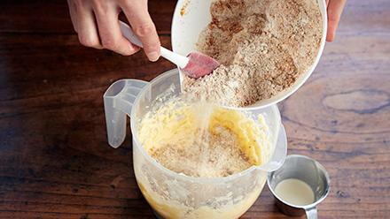 Sekoita jauhoseos vuorotellen kerman tai maidon kanssa taikinaan.