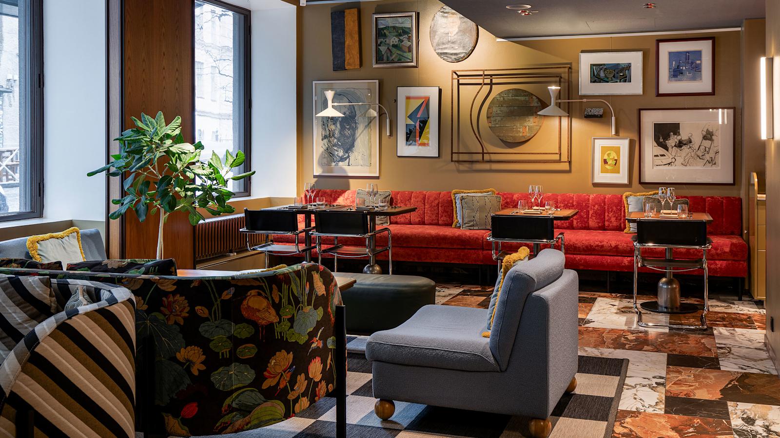 Solo Sokos Hotel Torni OR-ravintolan lounge-tila, jossa erilaisia sohvia ja tuoleja sekä pöytiä, seinillä taidetta