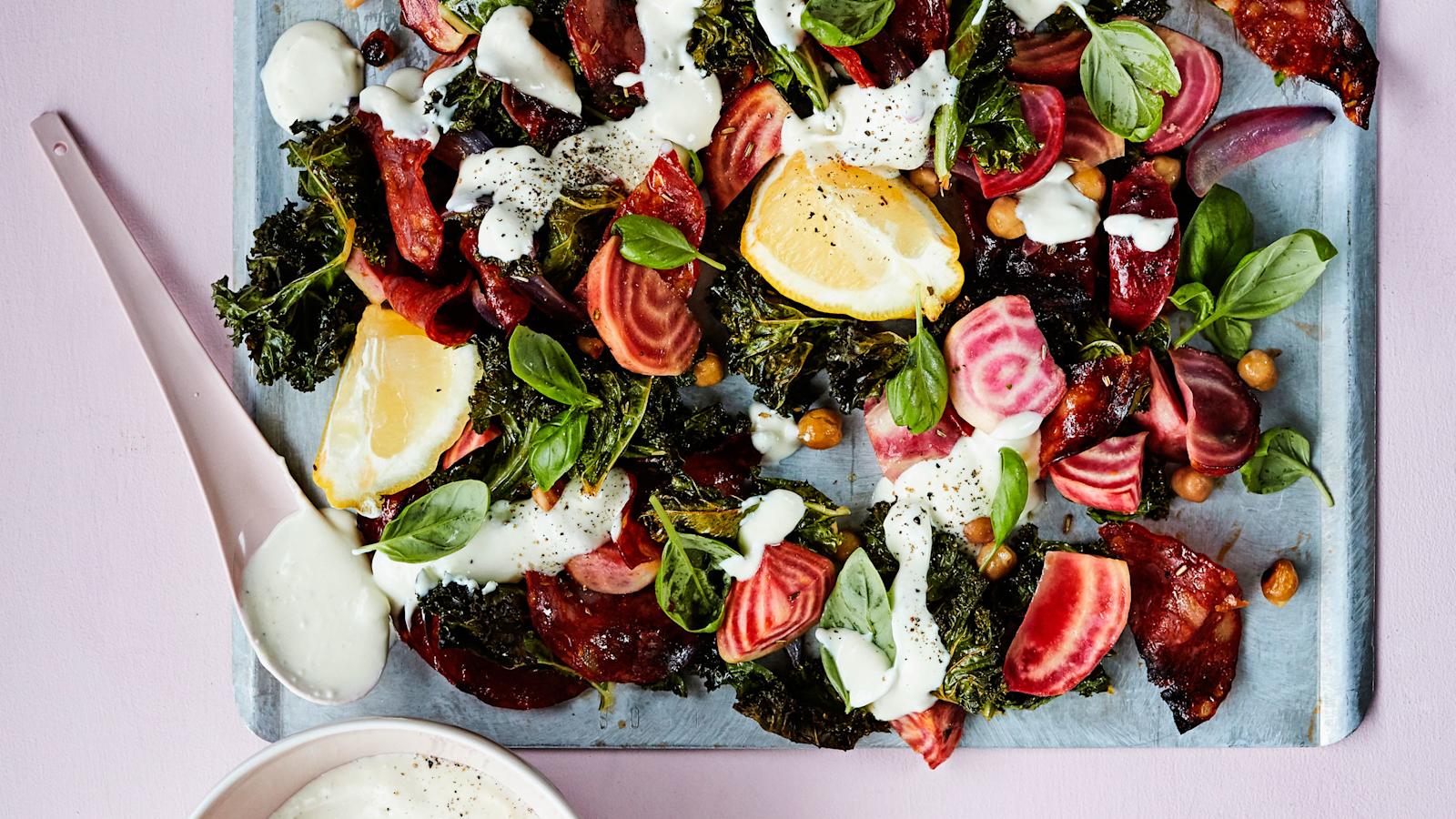 Lämmin raitajuuri-chorizosalaatti