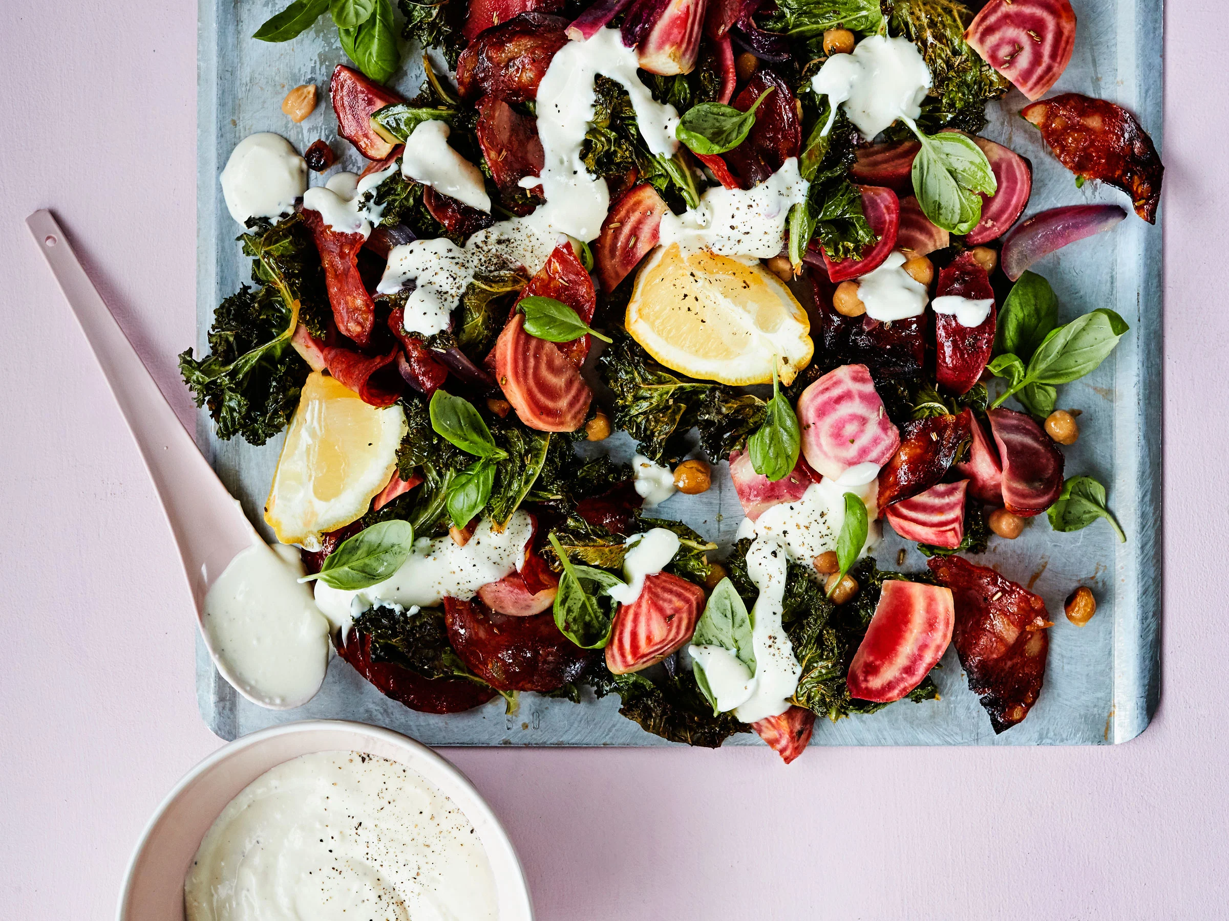 Lämmin raitajuuri-chorizosalaatti