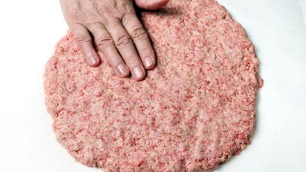 Taputtele mureketaikina öljytylle leivinpaperille suorakaiteen muotoiseksi noin 30 cm pitkäksi levyksi.