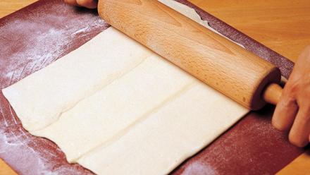 Nosta sulaneet taikinalevyt vieri viereen hieman lomittain ja kauli yhteen isoksi levyksi. Nosta jäähtynyt filee taikinalevyn keskelle.