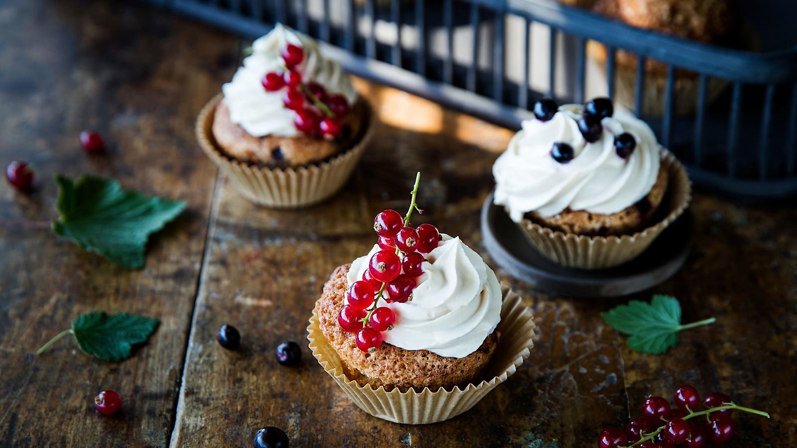 Kinuskirahkalla kuorrutetut herukkamuffinit