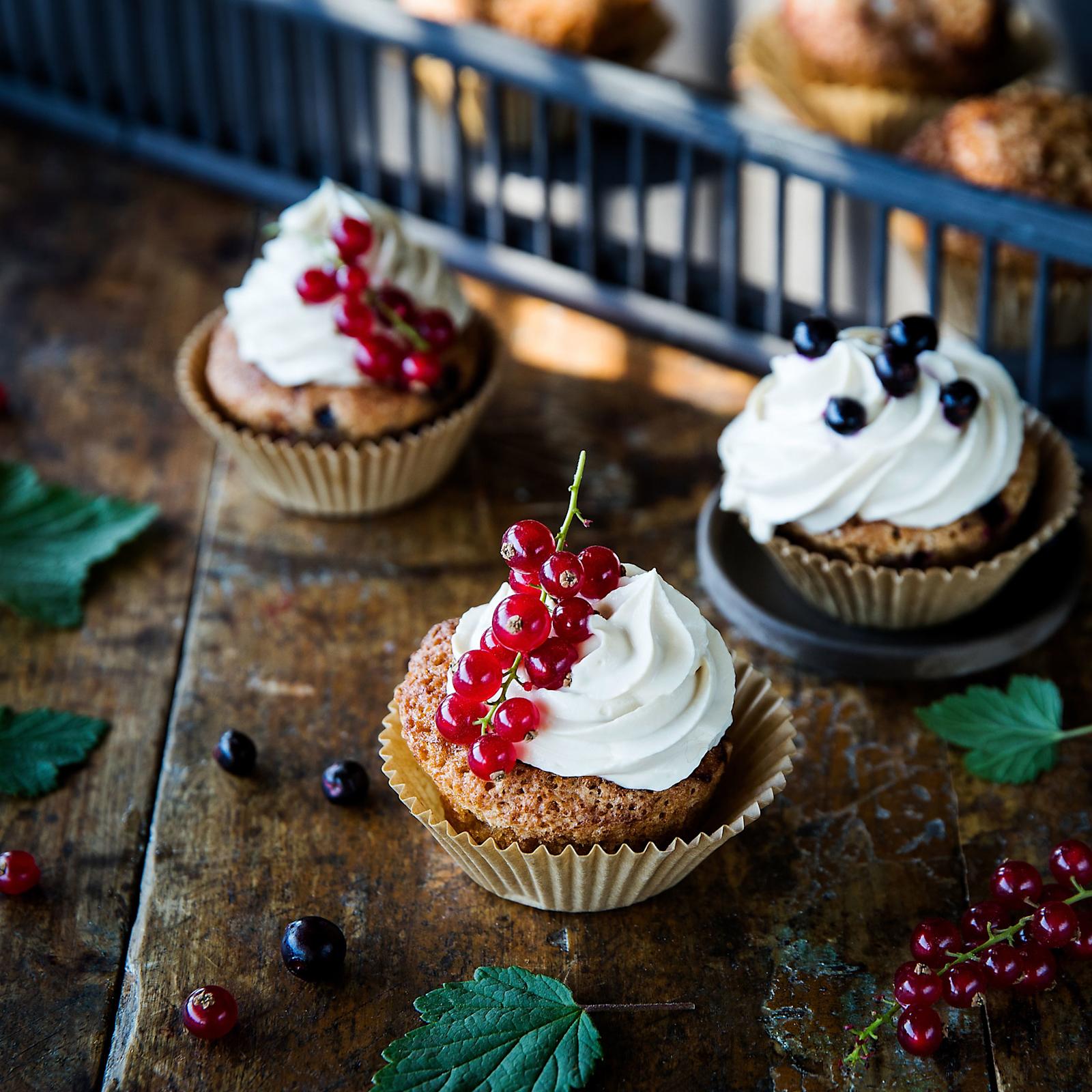 Kinuskirahkalla kuorrutetut herukkamuffinit