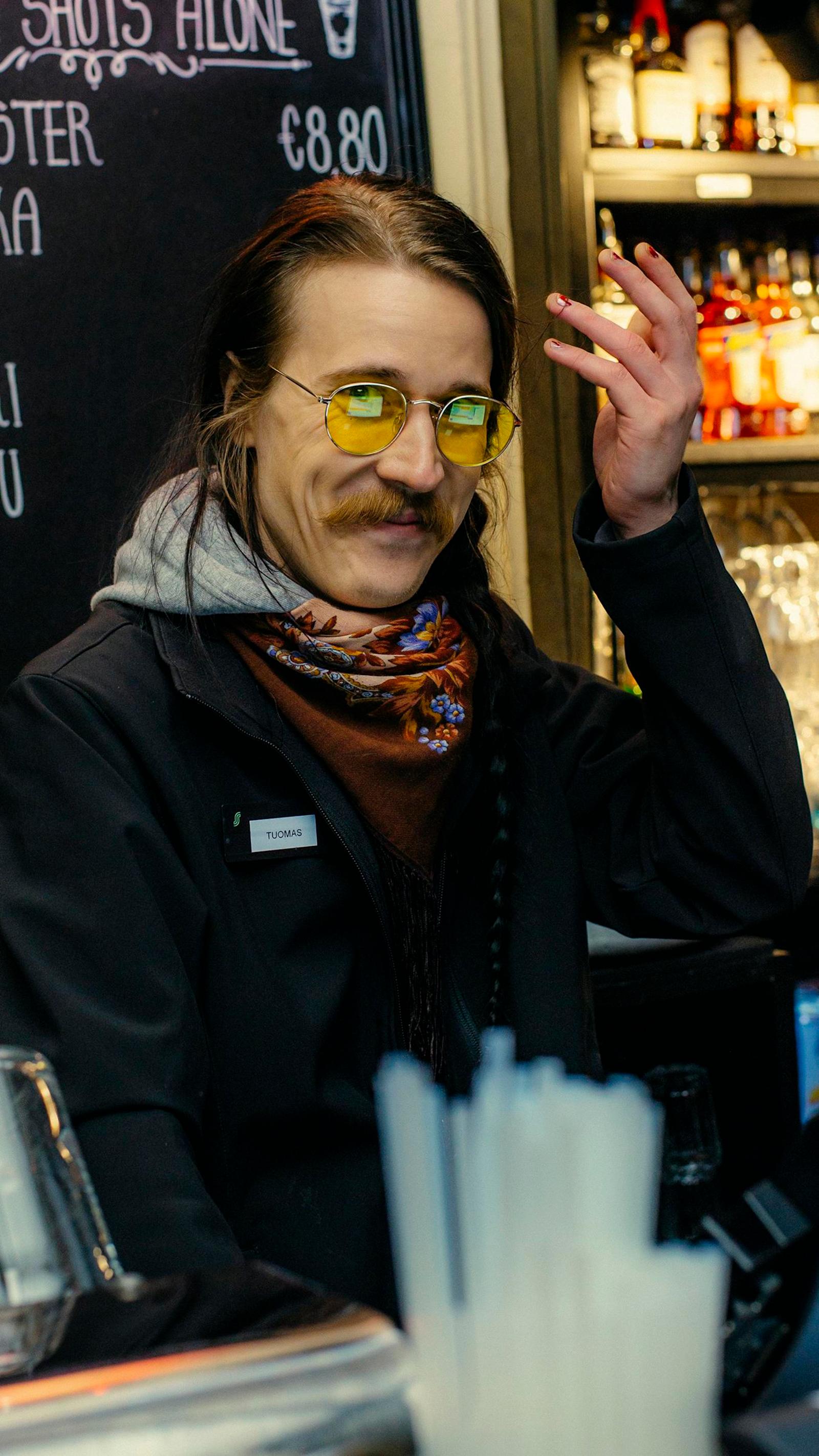 Musiikki vie baarimikko Tuomas Ahposen töissä flow-tilaan.