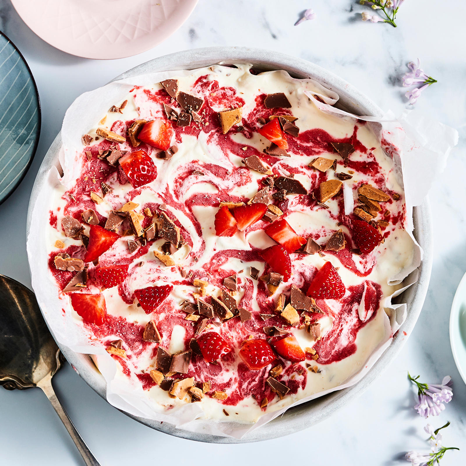 Mansikka-Daim-jäätelökakku