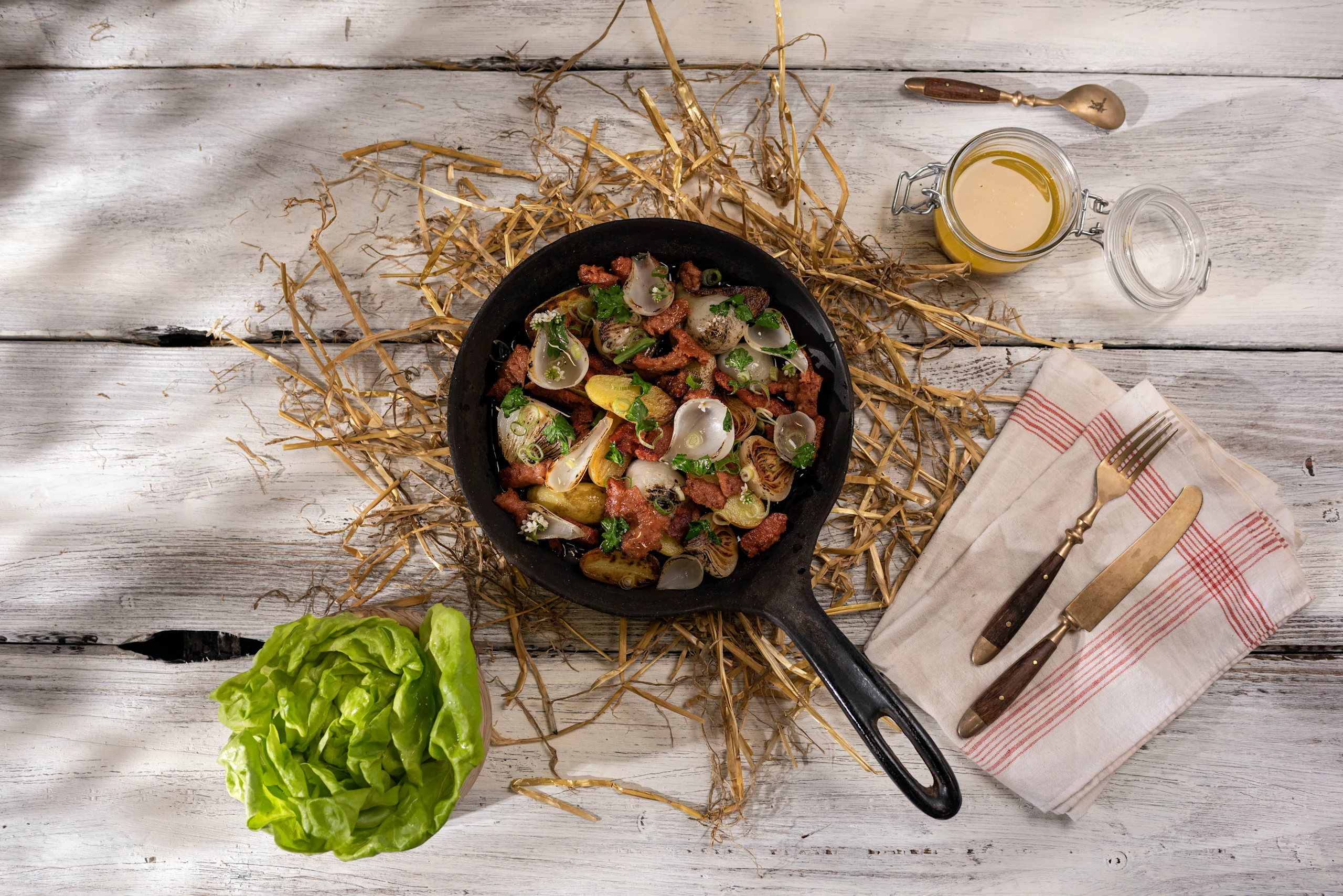 Lämmin raakamakkara-perunasalaatti on perinteisen pyttipannun kesäinen deluxe-versio.