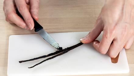 Vaahdota margariini ja sokeri. Halkaise vaniljatanko ja vedä veitsellä siemenet vaahtoon.