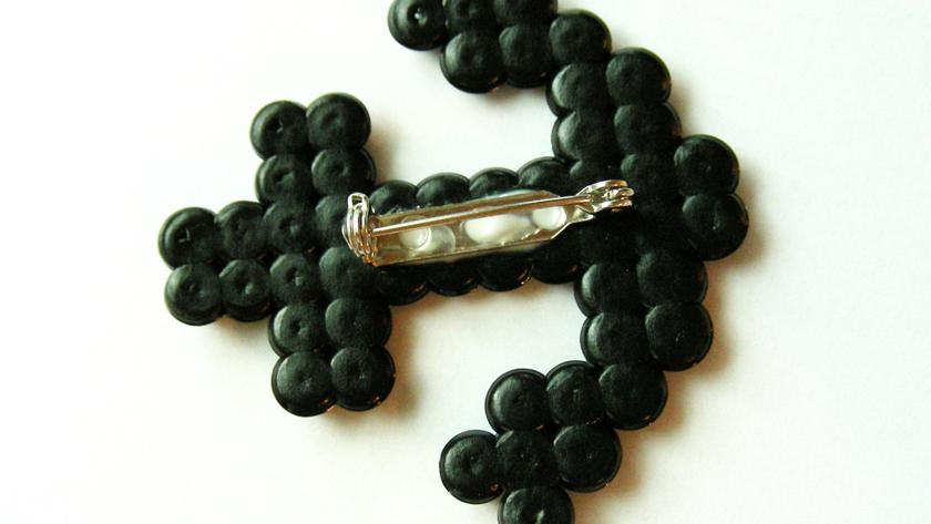 Silityshelmistä askarreltu koru