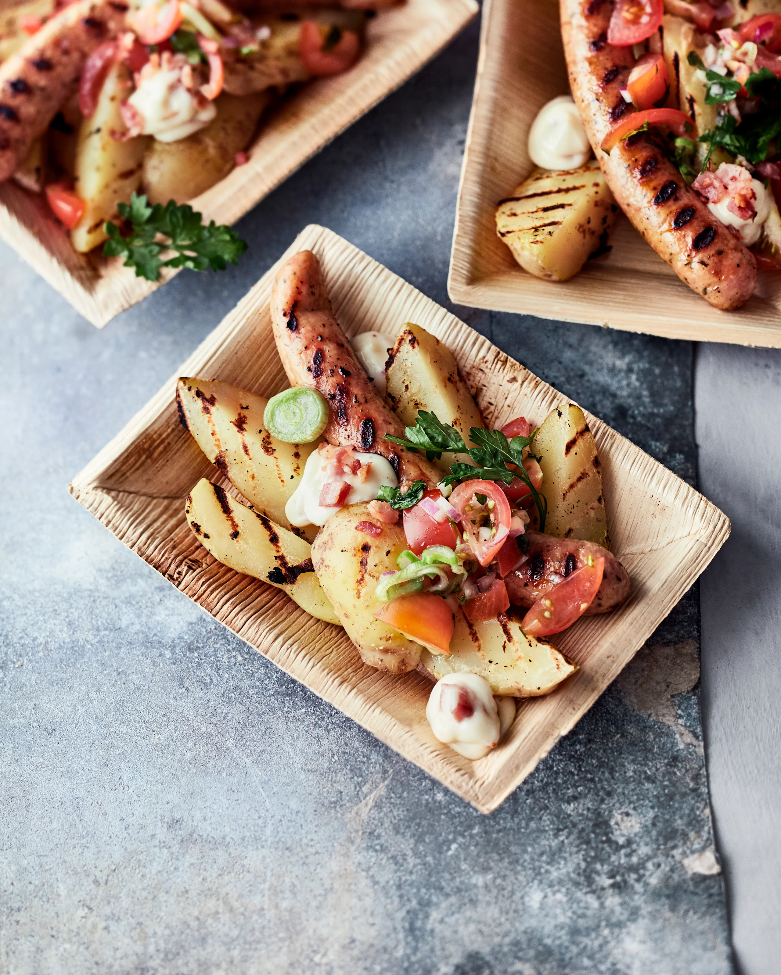 Astetta paremmat makkaraperunat valmistetaan laadukkaasta raakamakkarasta. Päälle itse tehtyä pekonimajoneesia ja kirsikkatomaattisalsaa.